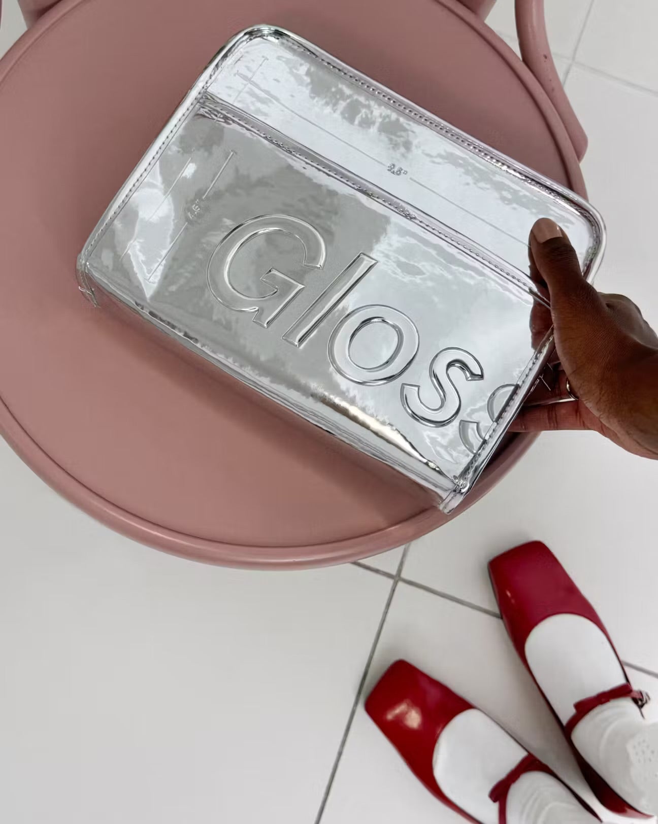 SOBRE PEDIDO - Chrome Beauty Bag - Glossier